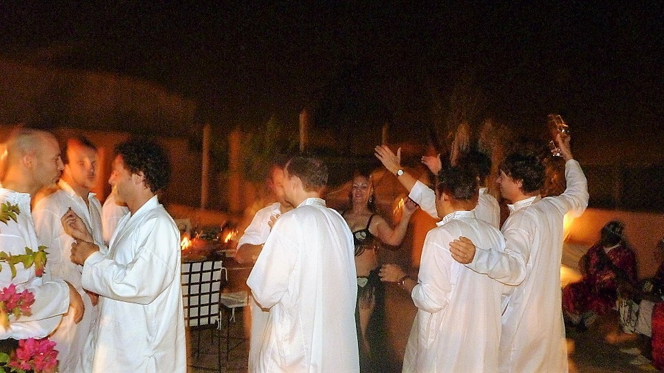 mariage intime dans le patio à Marrakech